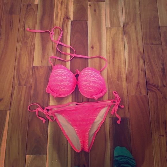 Hot pink bikini - Picture 1 of 2